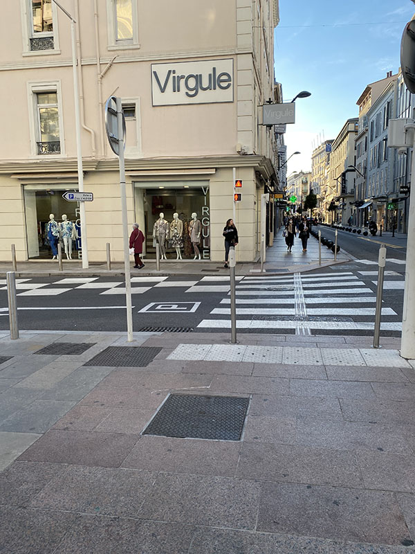 Rue d'Antibes au croisement de la rue des Serbes à Cannes