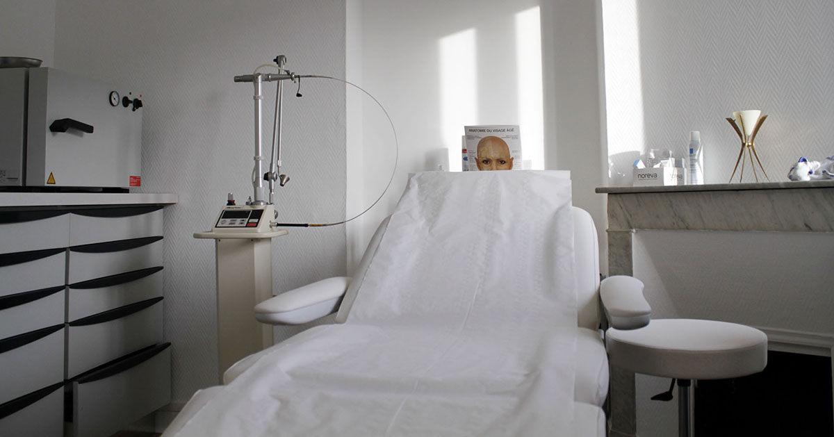 Salle de chirurgie dermatologique du Dr Chantal Gauch à Cannes