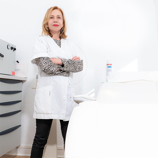 Docteur Chantal Gauch dermatologue dans sa salle de consultation à Cannes