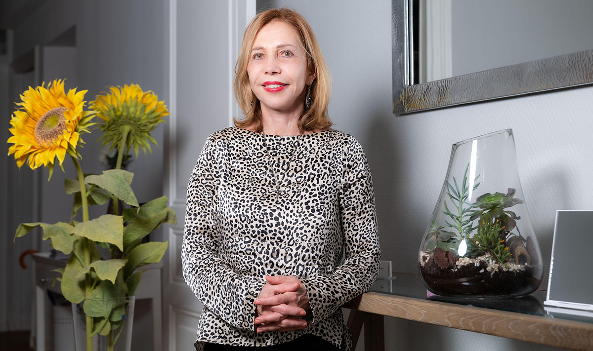 Portrait du Dr Chantal Gauch dermatologue dans son cabinet à Cannes