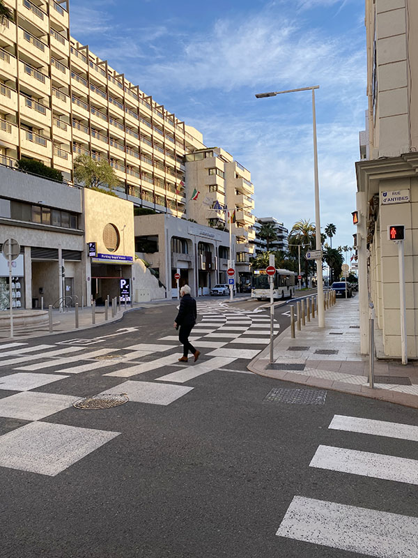 Carrefour rue des Serbes et rue d'Antibes à Cannes